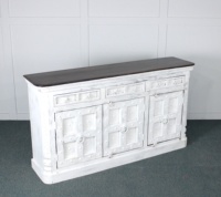 Buffet de salle à manger et de salon en bois de manguier massif, style rustique antique, extensible, avec trois portes et trois tiroirs, finition blanc vieilli.