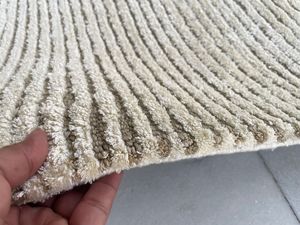 Alfombra Moderna de Seda para Interiores, Antideslizante, con Elegante Diseño de Rayas, Hecha a Mano, con Base de Algodón Grueso, Precio de Fábrica - Product Image 4