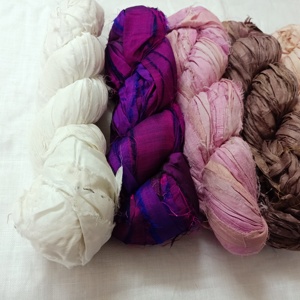 Cinta de Seda Sari Hecha a Medida, Teñida en Color Personalizado y Cintas de Seda Sari Multicolores Hechas de Telas de Seda Sari Recicladas - Product Image 5