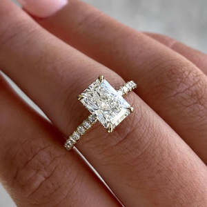 Anillo de Diamante con Corte Radiante Certificado por IGI, Diseño Alargado con Halo Oculto y Piedras Laterales - Product Image 2