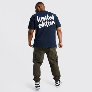 Fabricante personalizado para diseños de logotipos con estampado de soplo en algodón liso Camiseta para hombre Patrón sólido Material de poliéster/algodón - Product Image 3