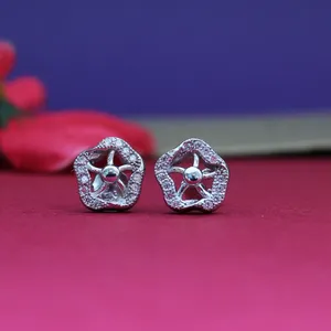 Boucles d'oreilles clous en argent 925 plaqué or rose, diamant taille émeraude, motif floral tendance pour mariage et fiançailles, avec saphir et perle principaux - Product Image 2