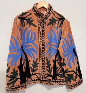 Veste en velours respirant brodée à la main avec col montant pour femmes, style ethnique ouzbek tribal, vente en gros - Product Image 2