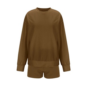 Ensemble 2 pièces éco-responsable : sweat-shirt à col rond à manches longues uni pour femme avec logo personnalisé et short en molleton oversize - Product Image 4