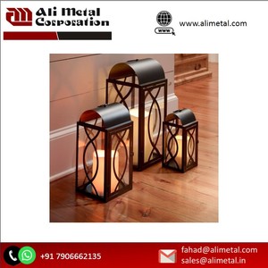 Bougeoir en métal de style européen Vente chaude Maison Forme Fer Verre Lanterne Coupe-Vent Décoration de Noël pour la maison - Product Image 2