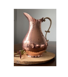 Pichet en cuivre poli à la main de haute qualité extérieur en métal sans soudure pour une vie saine et un attrait esthétique pour les fêtes - Product Image 2