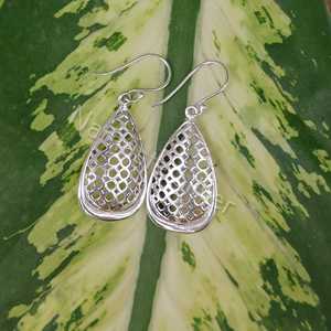 Elegantes Pendientes Colgantes Hechos a Mano en Plata de Ley 925, Diseño Minimalista Ligero en Forma de Pera, Inspirado en una Gota de Agua, Regalo Perfecto - Product Image 6