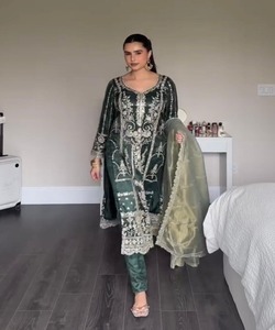 Georgette Kurta avec fond brodé et Dupatta pour une apparence festive élégante - Product Image 5