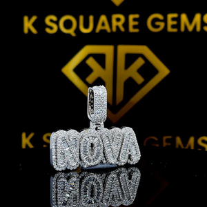 จี้ฮิปฮอปสำหรับเด็กและผู้ชายปรับแต่งได้ลายตัวอักษรบาแกตต์ตัดเพชรโมอิสซาไนต์เกรด VVS การตั้งค่ากรงเล็บ925สเตอร์ลิง - Product Image 3