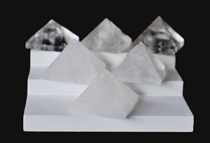Vente en gros de mini-pyramides en quartz cristal transparent, best-sellers, pour la méditation et la décoration - Product Image 2