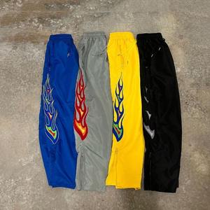 Cortavientos de calle con bordado y logotipo personalizado para hombre, pantalones impermeables transpirables, parte inferior abierta, poliéster, nailon, pista acampanada - Product Image 2