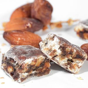 Delicias Turcas en Cubos de Chocolate, con Dátiles y Nueces, Caja Premium, Lokum de Primera Calidad, 12 Meses de Duración - Product Image 2