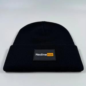 Personnalisé Unisexe 2025 Hiver Bonnets Qualité Tricoté Uni Toques En Caoutchouc Patch Acrylique PVC Badge Crâne Casquettes Broderie Décoration - Product Image 1