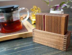 ชุดที่รองแก้วไม้สี่เหลี่ยมสไตล์โมเดิร์นเป็นมิตรกับสิ่งแวดล้อมระดับพรีเมียมมี4ชิ้นของขวัญวันหยุดที่สมบูรณ์แบบสำหรับเบียร์กาแฟและเสื่อและแผ่นรองแก้ว - Product Image 3