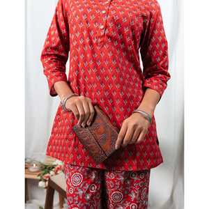 Conjunto de Dos Piezas de Algodón Estampado a Mano Butti Rojo para Mujer, Talla XXS, con Decoración de Botones, para Oficina - Product Image 2