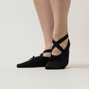 Chaussettes de danse pour femmes avec logo personnalisé, sangle, poignées en silicone antidérapantes, parfaites pour le Pilates, la barre, le ballet - Product Image 2