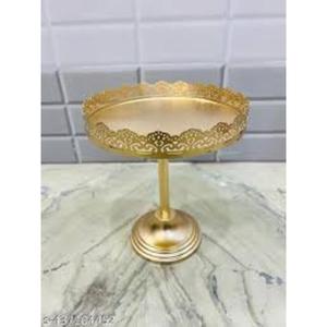 Support à gâteau doré magnifiquement conçu avec structure raffinée et détails en relief pour les occasions formelles et les rassemblements - Product Image 1