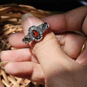 แหวนพลอยโกเมนสีเงินที่สง่างามสำหรับงานแต่งงานหรือครบรอบปีเครื่องประดับที่ดี - Product Image 2