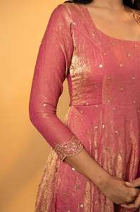 Vestido Chinnon Anarkali de moda con adornos delicados Ropa étnica elegante para mujeres | Exclusivo en línea - Product Image 4