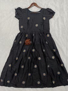 ชุดเดรสผ้าฝ้ายพิมพ์ลาย Georgette ชิ้นเดียวพร้อมผ้าไหมแฟนซีแขนยาวสไตล์อินเดียสำหรับงานแต่งงานของผู้ใหญ่ - Product Image 3