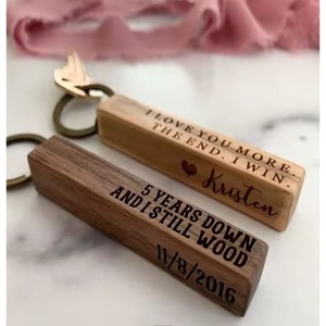 Vente en gros de porte-clés en bois de noyer rectangle gravé sur mesure logo vierge fait à la main cadeaux personnalisés pour sacs à dos porte-clés - Product Image 1