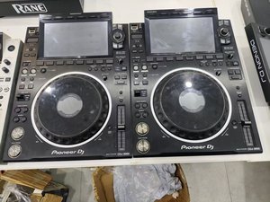 Une paire <span class=keywords><strong>de</strong></span> platines Pioneer CDJ3000 d'occasion avec écrans tactiles <span class=keywords><strong>de</strong></span> 9 pouces, prenant en charge les clés USB, les cartes SD et le mode <span class=keywords><strong>vinyle</strong></span>. - Product Image 3