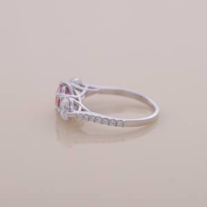 Anillo de compromiso de lujo con tres piedras de diamantes rosas y blancos en oro blanco y oro rosa de 14 quilates, corte redondo. - Product Image 2