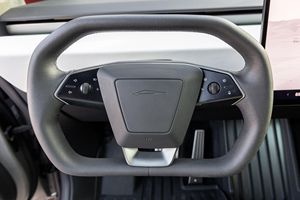 Excellent rapport qualité-prix, Tesla Cybertruck d'occasion 2024, série Foundation, prêt à être expédié - Product Image 2