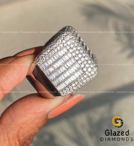 El anillo de Hip Hop de Plata de Ley 925 está completamente helado con diamantes cultivados en laboratorio que emanan un atractivo lujoso y deslumbrante - Product Image 3