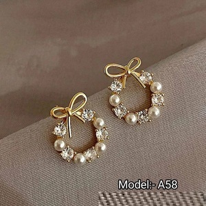 Boucles d'oreilles élégantes en perles de cristal pour femmes avec de fausses perles d'eau douce et des accents de cristal étincelants - Product Image 3