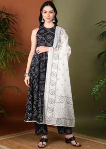 Ensemble Kurta Pant Dupatta pour femmes en coton noir imprimé Bandhani, coupe A, longueur mollet, col halter, sans manches, tenue ethnique - Product Image 2