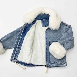 Veste en jean personnalisable pour femme avec logo personnalisé Garniture en fourrure confortable Style vieilli pour l'automne et l'hiver - Product Image 2