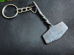 Llavero Mini Martillo de Thor – Mjölnir de 2 Pulgadas – Anillo para Llaves de Mitología Nórdica – Dios del Trueno – Regalo Geek - Product Image 4