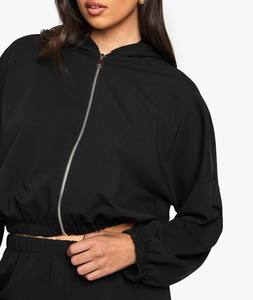 Ensemble 2 pièces pour femmes, veste courte zippée et pantalon large, tissu tissé léger, logo personnalisé, OEM ODM, vente en gros - Product Image 4