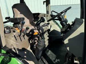 Tracteur agricole à roues John Deere 5075M d'occasion de 2014, 75 CV avec moteur et boîte de vitesses - Product Image 4