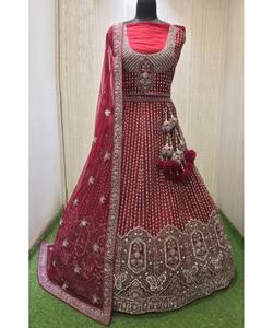 Lehengacholi ชุดเจ้าสาวงานแต่งงานสำหรับสาวๆในสไตล์ลาวิซ่าด้วยการออกแบบเสื้อกำมะหยี่หนัก - Product Image 3