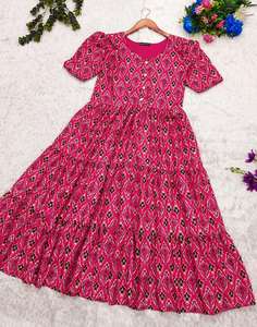 Robe maxi à motif tribal chic avec manches bouffantes, silhouette trapèze et couches à plusieurs niveaux parfaites pour les tenues d'été - Product Image 4