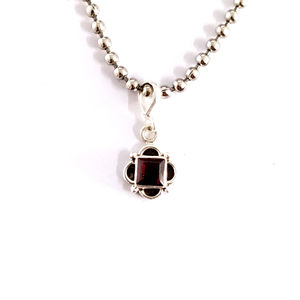 Colgante de Granate Personalizable de 1.5 Gramos con Baño de Oro, Gema Natural y Engaste de Jade, Estilo Religioso, Amuleto de Cuarzo - Product Image 1