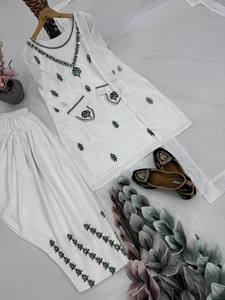 Conjunto étnico indio de alta calidad artesanal y elegante pantalón Kurti recto Dupatta para B2B al por mayor y al por menor de lujo - Product Image 2