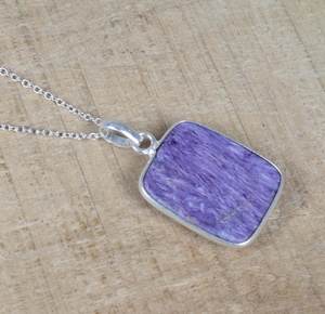 Pendentif en argent sterling Charoite, bijoux en pierres précieuses faits à la main, pierre violette élégante, cadeau pour femmes - Product Image 4