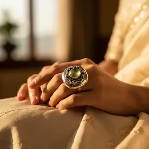 แหวนแฟชั่นผู้หญิง เงินแท้ 925 ประดับพลอยสีเขียว ชุบทองคำขาว ฝังเพชรทรงรี ดีไซน์ทันสมัย ชุบทอง 18K - Product Image 3