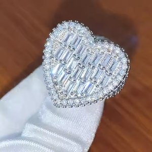 Anillo de Diamantes Exclusivo en Forma de Corazón con Diamantes Redondos y Baguette para Compromiso o Boda - Product Image 4