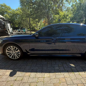 BMW 750i xDrive Twin-Turbo V8, AWD, modèle 2018, d'occasion haut de gamme - Product Image 1