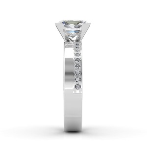 Elegante anillo de compromiso de diamantes de moissanita de corte princesa en oro blanco de 14K con acento de diamante en anillo de joyería de banda - Product Image 3