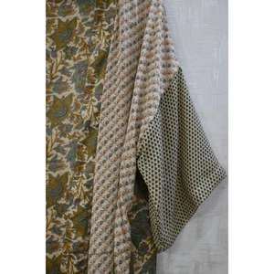 Kimono de seda floral transpirable de talla grande con cuello en V hasta la rodilla, hecho a mano en India, estampado, para otoño, ropa de dormir, chaqueta de descanso. - Product Image 3
