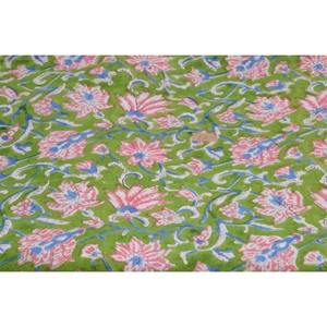 Tissu indien fait à la main 100% coton imprimé floral doux et confortable pour courir à coudre le tissu de décoration intérieure. - Product Image 2