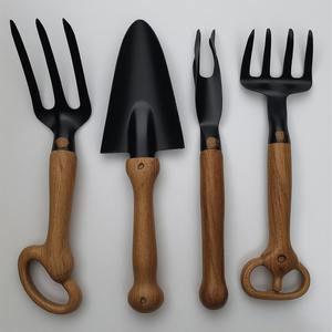 Râteau à feuilles de fer rustique en finition de Surface patinée Artisan fabriqué à la main pour le jardinage saisonnier et la décoration extérieure élégante - Product Image 3