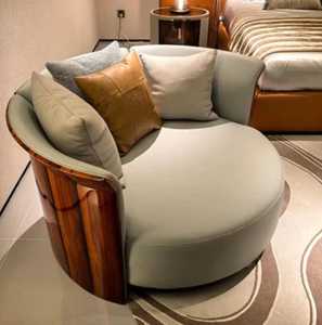 Fauteuil baril de luxe contemporain |   Sièges d'appoint circulaires rembourrés |   Fauteuil moderne haut de gamme avec détails en bois - Product Image 1