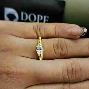 Anillo de Compromiso Moderno y Exclusivo de Plata de Ley 925 con Moissanita Certificada IGI, Corte Ovalado, Banda Amarilla y Engaste de Puntas, Ideal para Regalo - Product Image 6