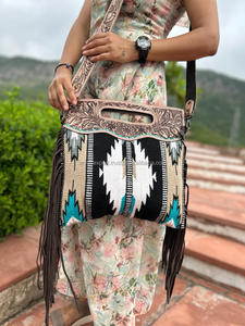 Bolso de mano de cuero con herramientas aztecas de estilo tradicional occidental para mujer - Product Image 5